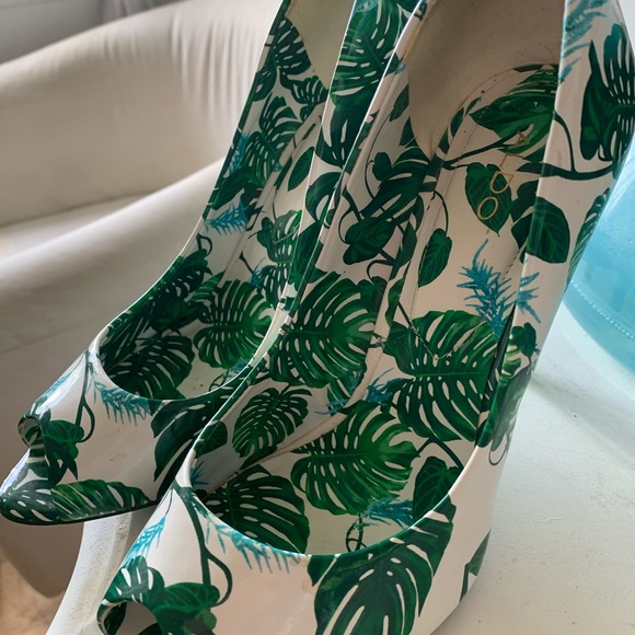 Gorgeous summer heels ! Bought the wrong size worn once - Picture 2 of 3